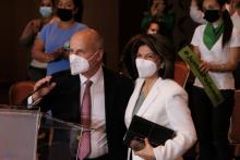 Fotografía del candidato a la presidencia, José María Figueres, al lado de la expresidenta de la República, Laura Chinchilla. Ambos con mascarilla.