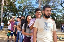 Una fila de personas jóvenes en un parque.