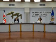 Fotografía de funcionarios del Tribunal Supremo de Elecciones presentando cortes del conteo de votaciones 2022.