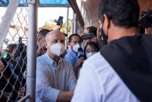 Fotografía del candidato presidencial José María Figueres seguido por medios de comunicación.