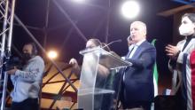Fotografía del candidato presidencial José María Figueres presentando y dando unas palabras.