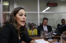 Fotografía de María Inés Solís hablando frente a un micrófono.