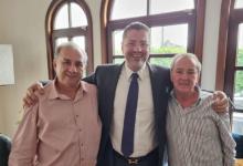 Fotografí del candidato presidencial Rodrigo Chaves al lado de Edgar Álvarez y, el empresario, Calixto Chaves.