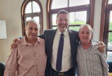 Fotografía del candidato presidencial Rodrigo Chaves al lado del diputado Edgar Jovel Álvarez y el empresario Calixto Chaves.