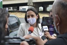 Fotografía de la ex candidata presidencial Natalia Díaz siendo entrevistada por diversos medios de comunicación. 