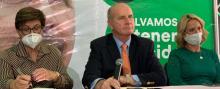 Fotografía del candidato presidencial José María Figueres, en compalía de dos personas en una conferencia.