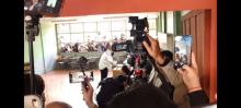 Fotografía de muchas cámaras grabando el momento donde la candidata presidencial, Lineth Saborío, emitía su voto.
