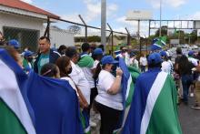 Fotografía de personas con camisas y banderas del Partido Progreso Social Democrático.