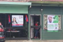 Fotografía de unas cosas contiguas con publicidad del Partido Liberación Nacional y del Partido Unidad Social Cristiana.