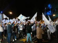 Fotografía de personas sosteniendo banderas del Partido Nueva República.