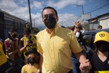 Fotografía del ex candidato José María Villalta caminando por la calle de la mano de sus dos hijos.