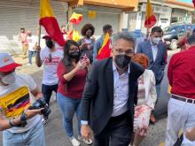 Fotografía del candidato presidencial Welmer Ramos seguido de diversos votantes con banderas de su partido.