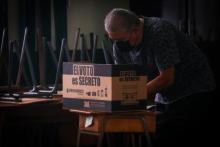 Fotografía de un hombre emitiendo su voto.