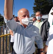 Fotografía del candidato presidencial José María Figueres, con mascarilla y saludando personas en espacio público.