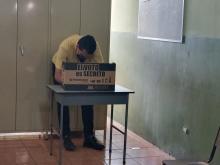 Fotografía del candidato presidencial José María Villalta emitiendo su voto.