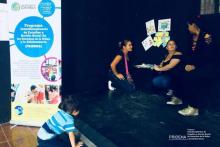 Fotografía de unas personas haciendo teatro con niños.