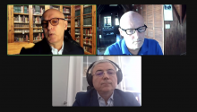 Fotografía de Ronuldo Jiménez moderador de una reunión virtual entre el PLN y el PPSD, Stephan Brunner, vicepresidente del PPSD y Gerardo Corrales del PLN.