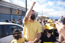 Fotografía de José María Villalta, en companía de sus hijos, alrededor de diversas personas.