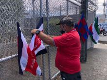 Fotografía de Victor Morales, vendedor de banderas en Goicochea.