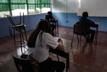 Fotografía de estudiantes recibiendo clases presenciales.