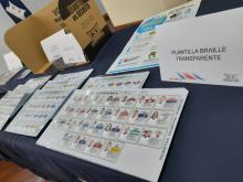 Fotografía de una papeleta de votación sobre una mesa.