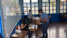 Fotografía del candidato presidencial Fabricio Alvarado en las urnas de votación.