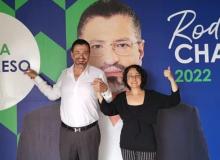 Fotografía del candidato presidencial, Rodrigo Chaves, tomado de la mano de Luz Mary Alpizar, presidenta del partido político.