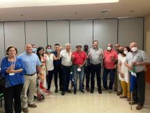 Fotografía de un grupo de personas en compañia del candidato presidencial Rodrigo Chaves.