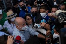 Fotografía del candidato presidencial José María Figueres con mascarilla rodeado de personas.