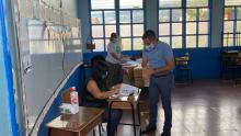 Fotografía de una persona ejerciendo su voto.