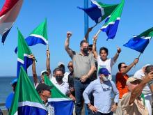 Fotografía del candidato presidencial Rodrigo Chaves en presencia de personas partidarias de su partido.