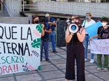 Fotografía de una persona con un megáfono en una marcha.