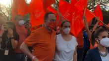 Fotografía del candidato presidencial Eliécer Feinzaig, en compañia de su esposa Rosi Weisman, alrededor de diversos votantes con banderas de su partido.